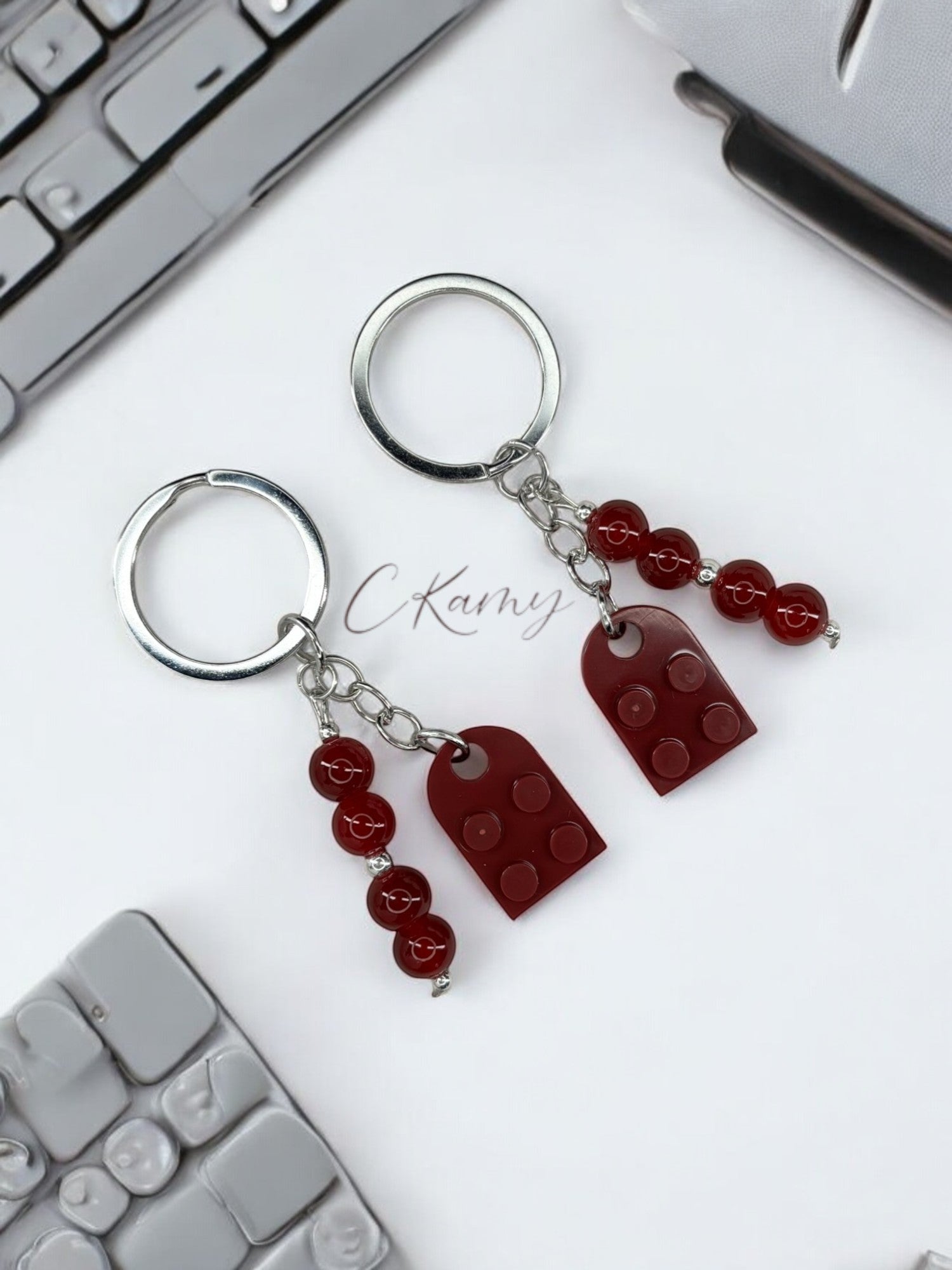 Porte clé personnalisé coeur lego bordeaux