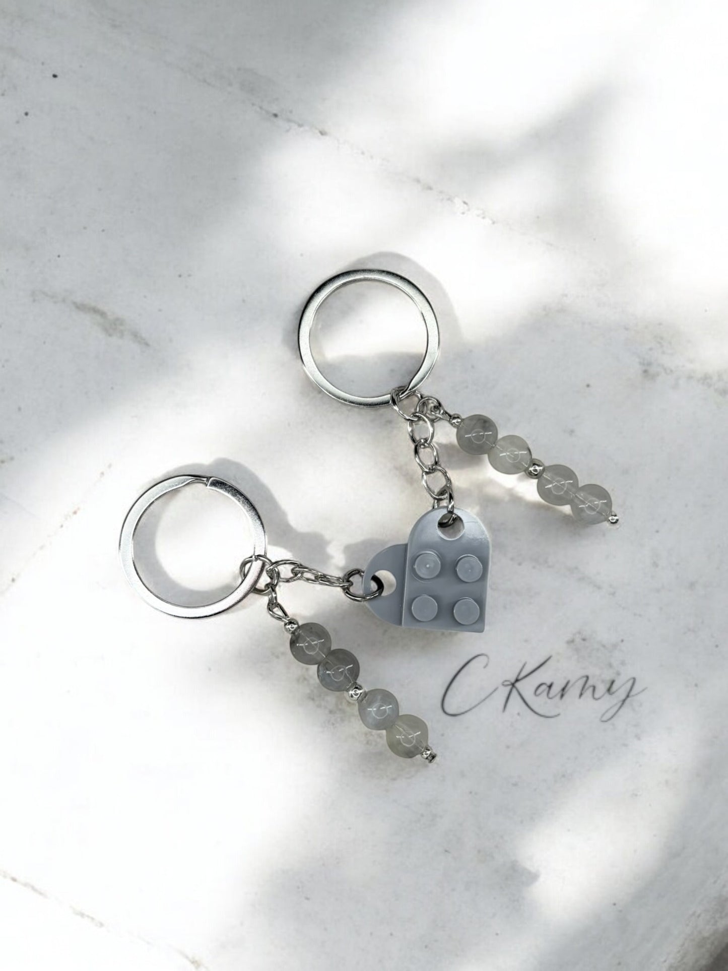 Porte clé personnalisé coeur lego gris clair