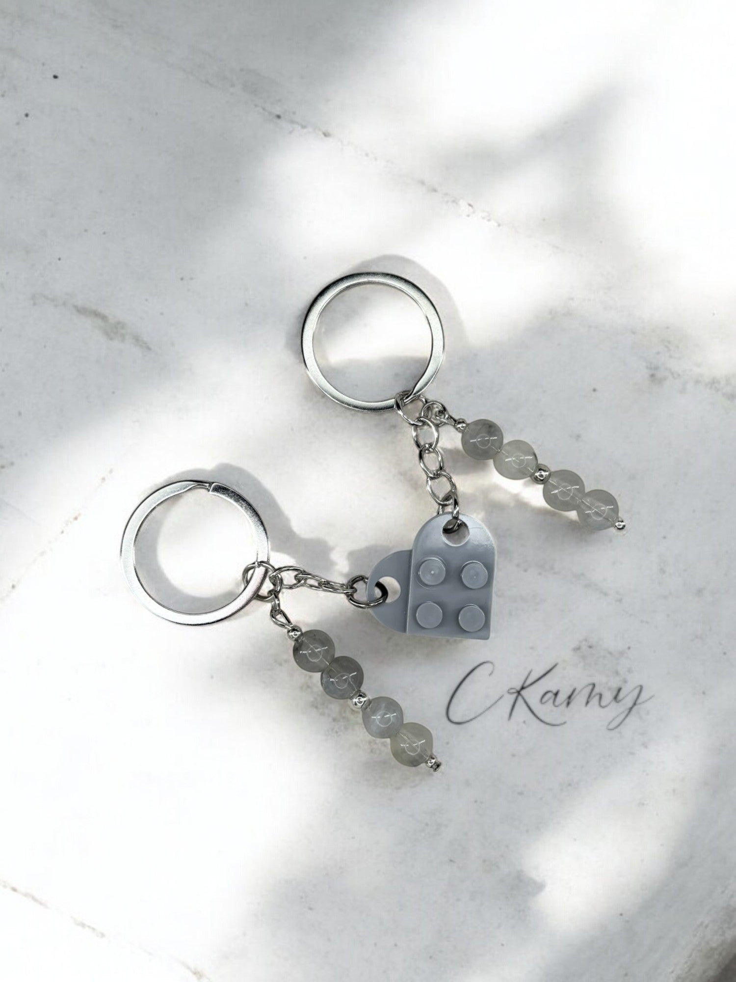 Porte clé personnalisé coeur lego gris clair