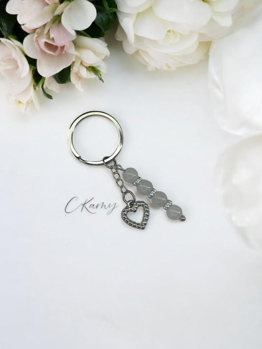 Porte clé personnalisé coeur perlé blanc grisé