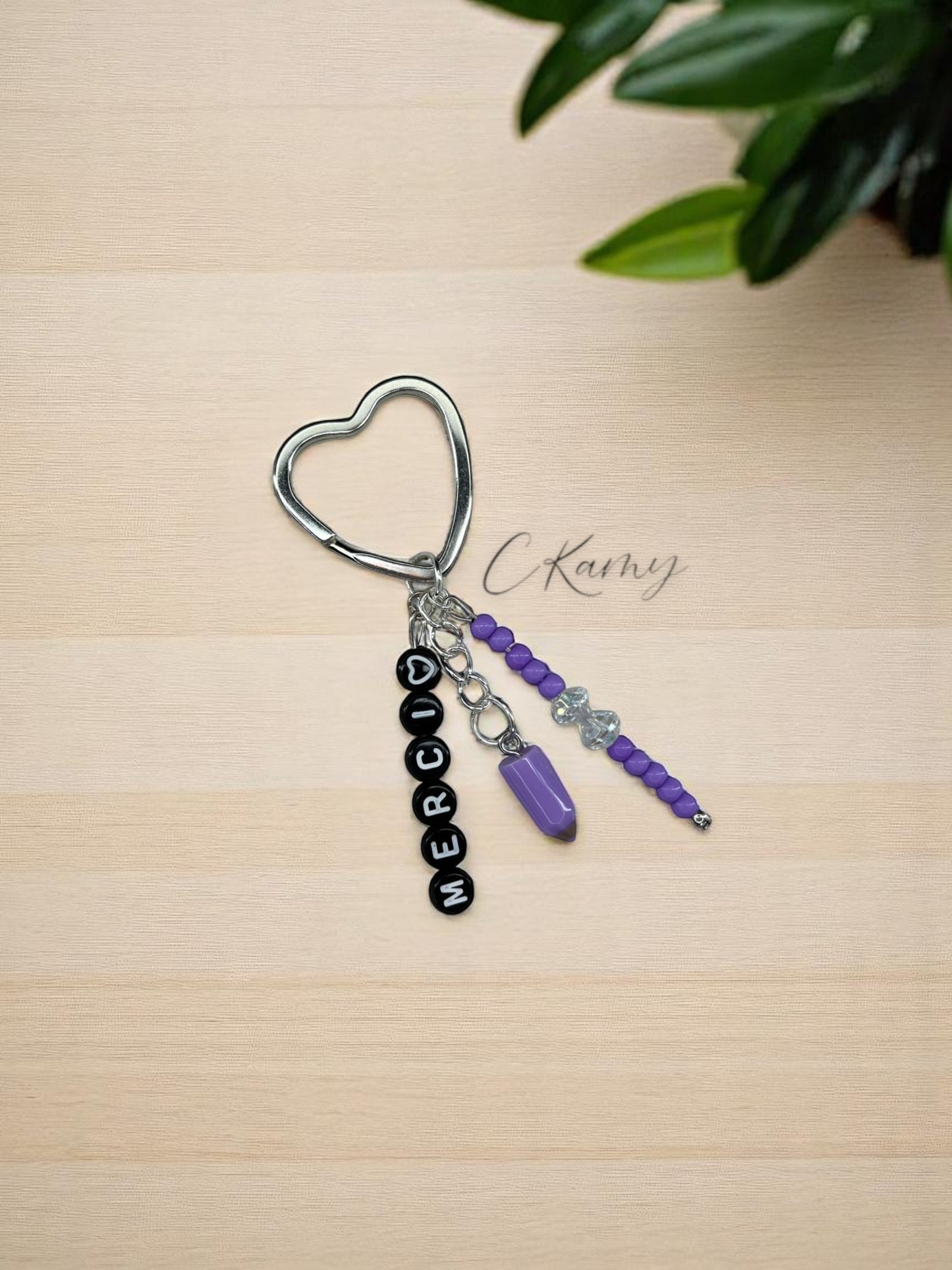 Porte clé personnalisé crayon violet noir