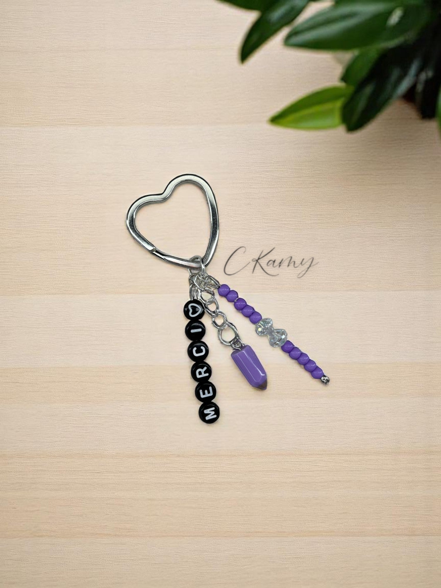 Porte clé personnalisé crayon violet noir