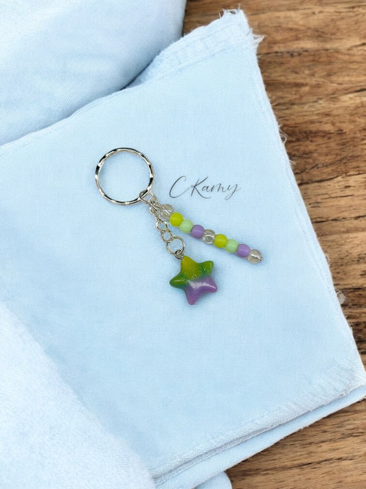 Porte clé personnalisé étoile violet vert jaune