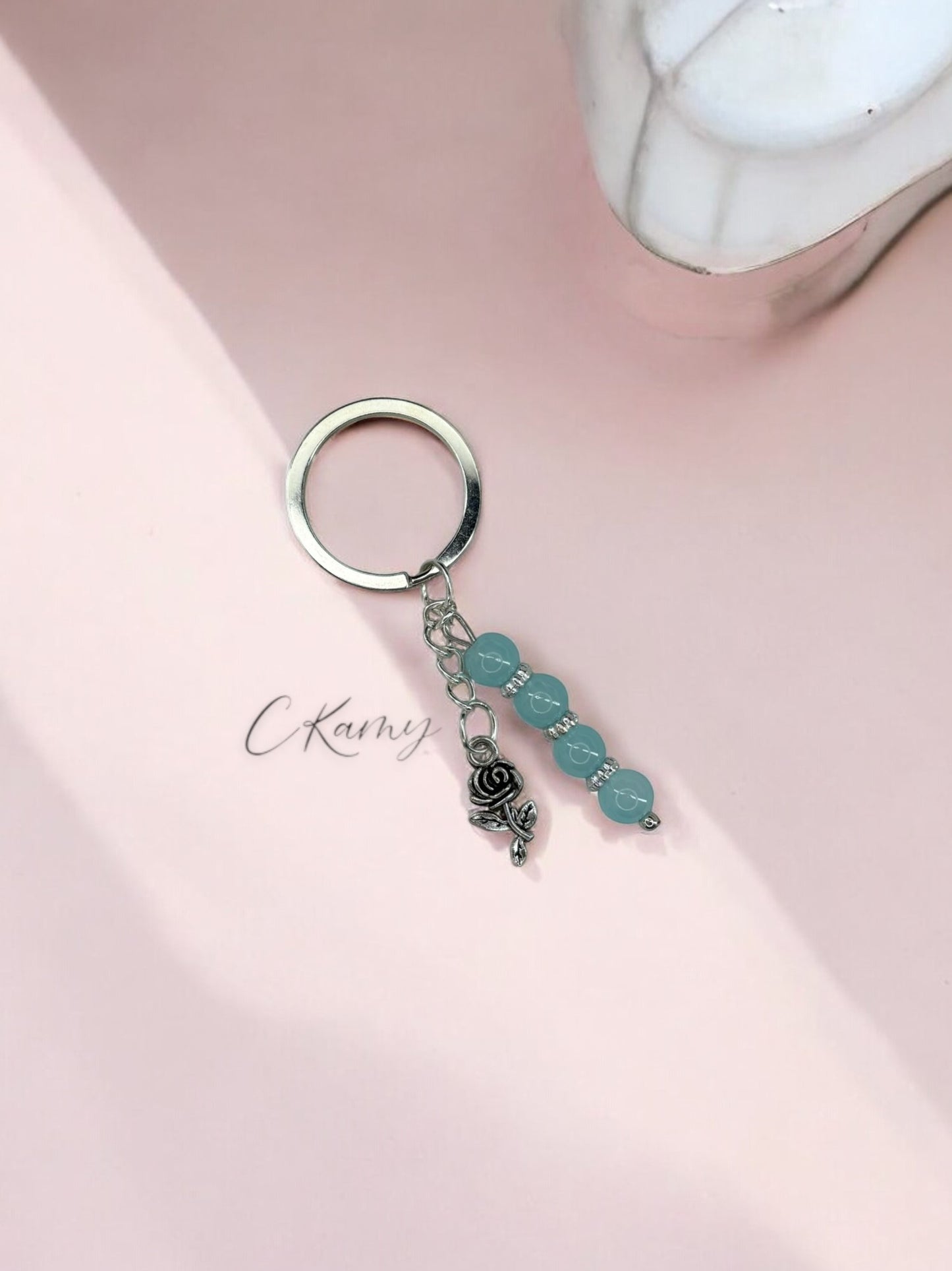 Porte clé personnalisé fleur rose bleu clair