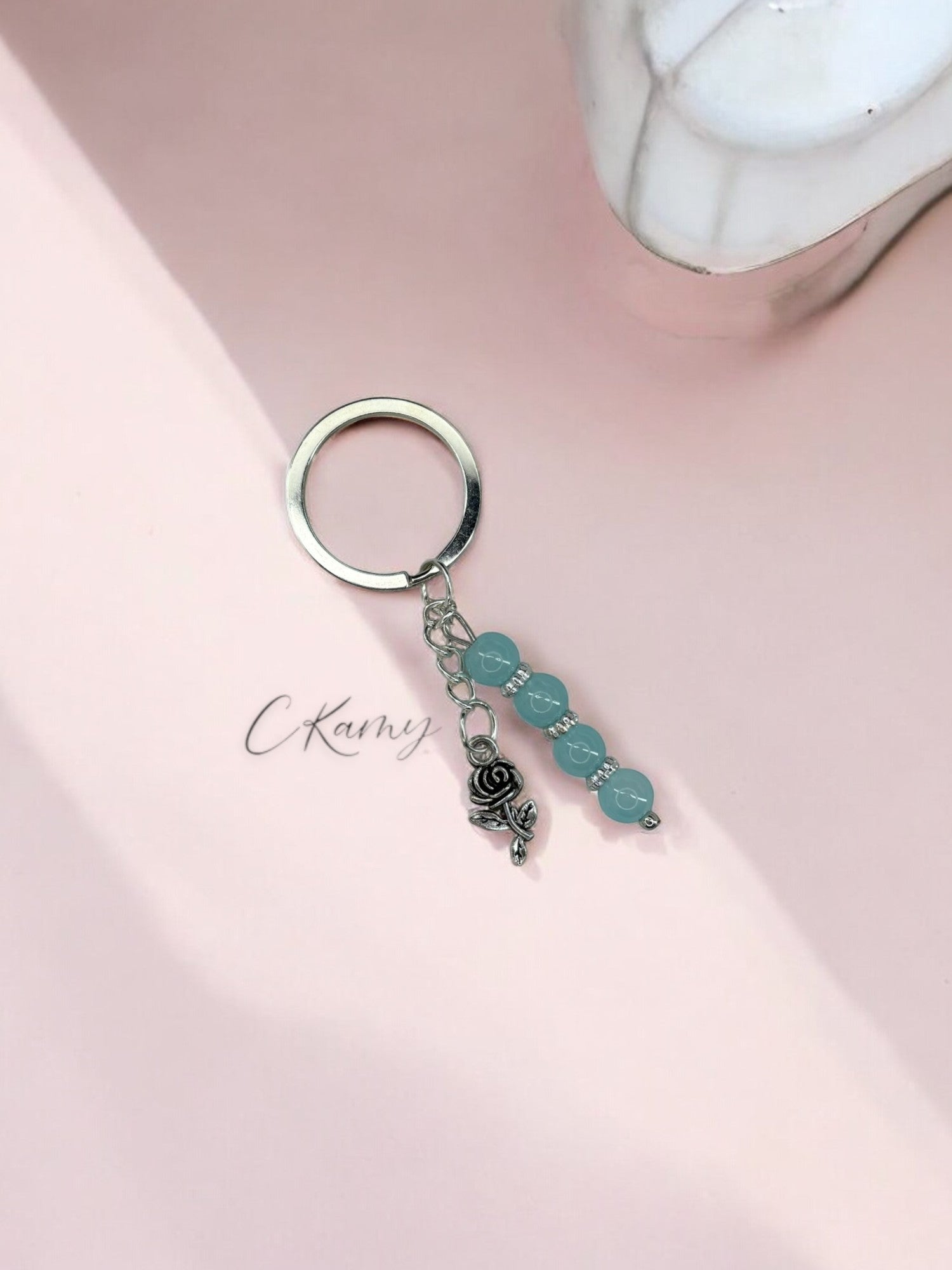 Porte clé personnalisé fleur rose bleu clair