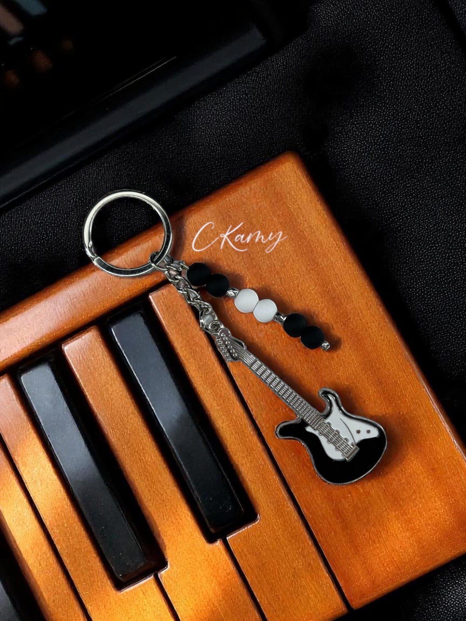 Porte clé personnalisé guitare noir blanc