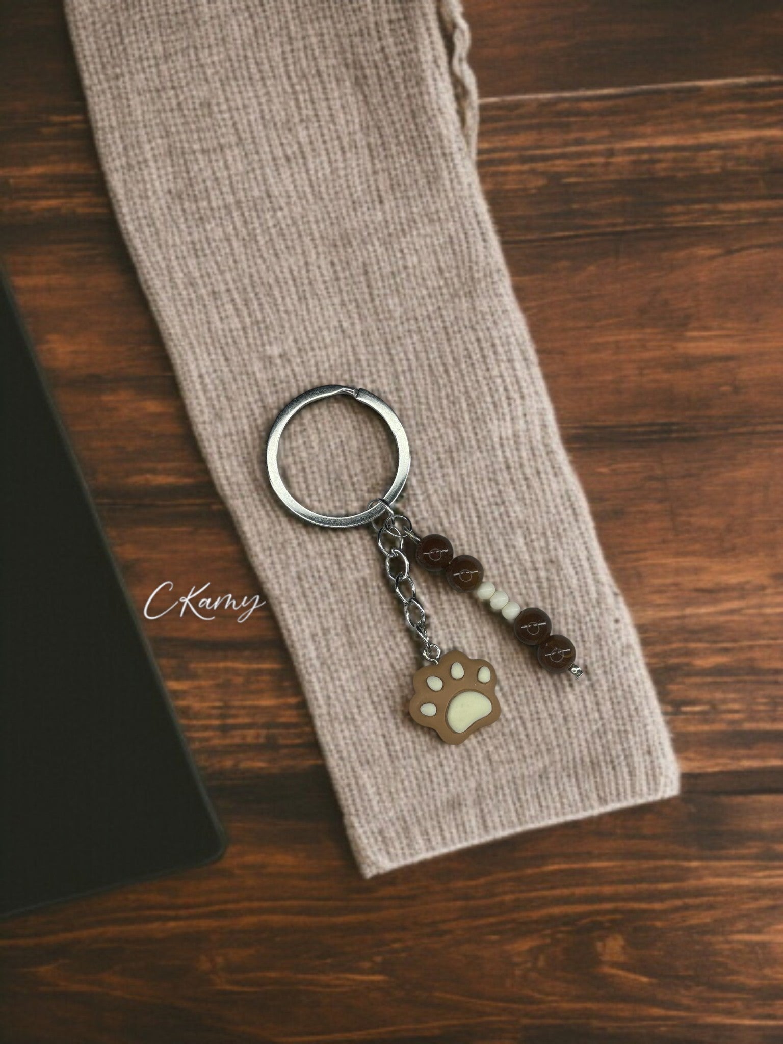 Porte clé personnalisé patte de chat crème marron