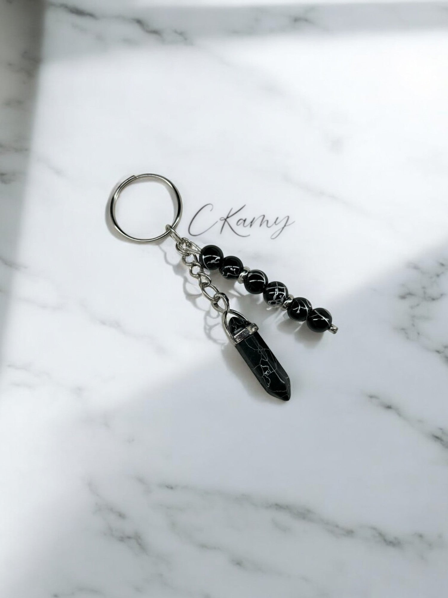 Porte clé personnalisé pierre noir traits