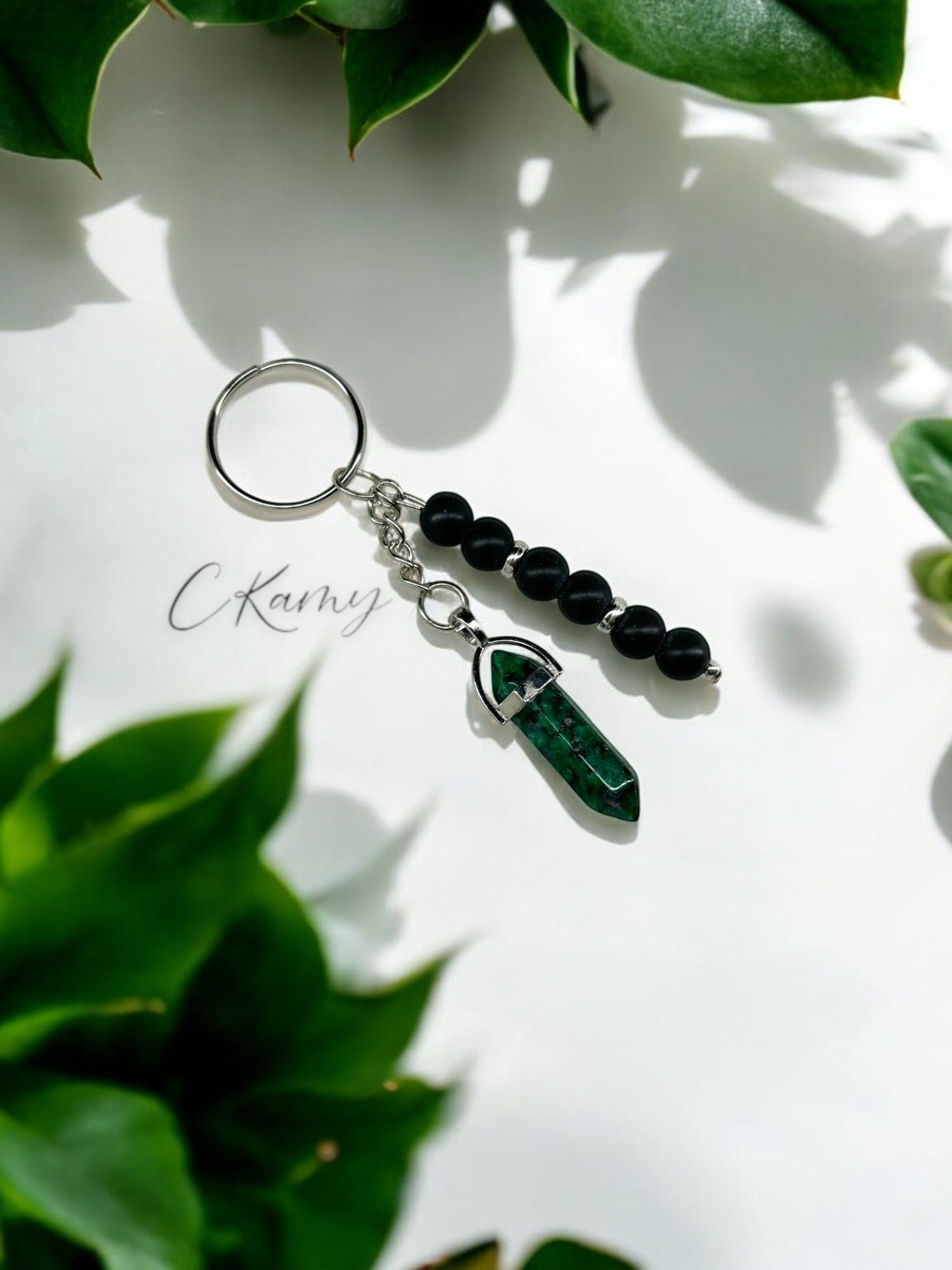 Porte clé personnalisé pierre noir vert violet