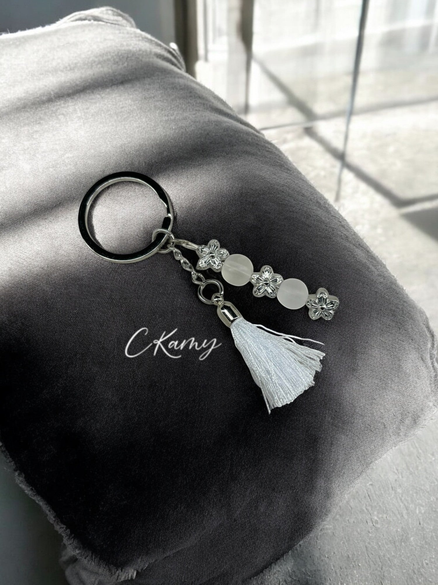 Porte clé personnalisé pompon fin blanc blanc mat