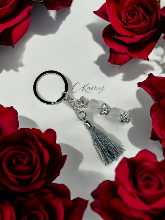 Porte clé personnalisé pompon fin gris clair blanc mat