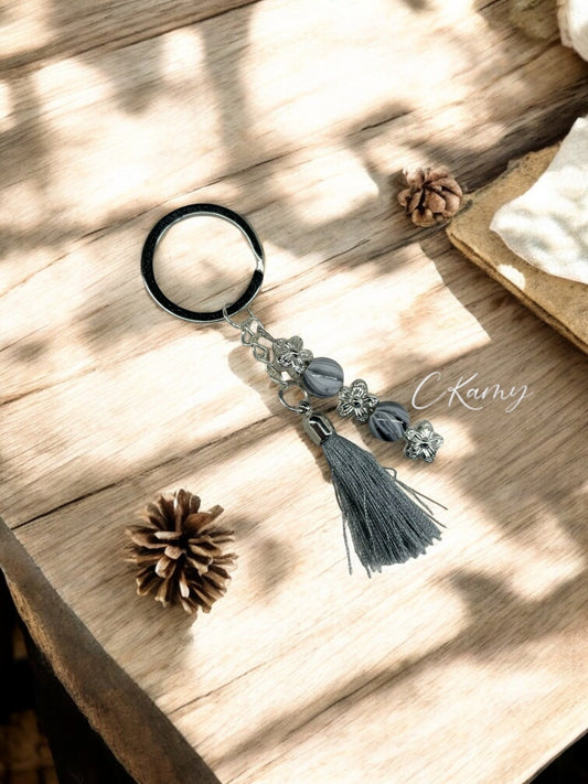 Porte clé personnalisé pompon fin gris clair gris dégradé