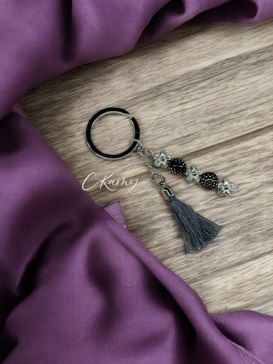 Porte clé personnalisé pompon fin gris foncé noir brillant