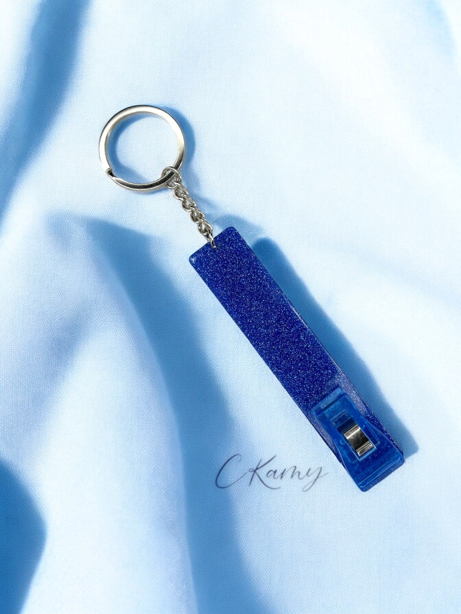 Porte clé pince carte bleu à paillettes