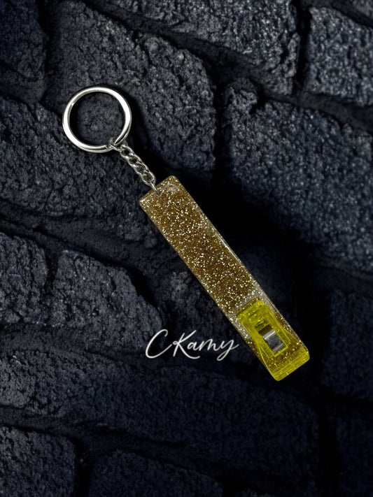 Porte clé pince carte jaune à paillettes